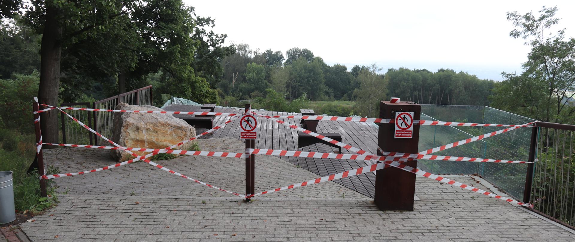 Wejście na platformę widokową zagrodzone biało-czerwoną taśmą