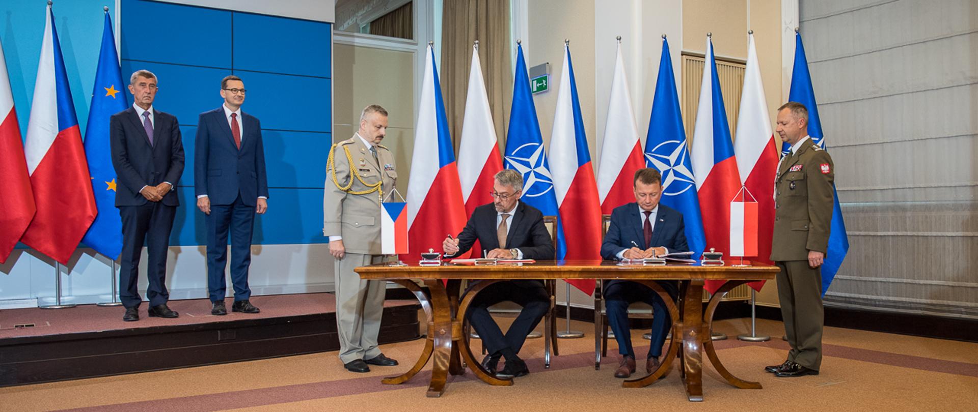 Minister M.Błaszczak podpisuje porozumienie z ministrem obrony Czech o współpracy lotnictwa wojskowego