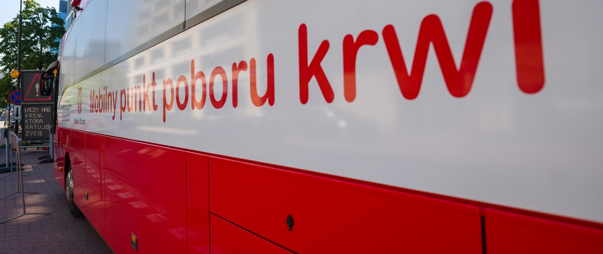 Krwiobus pod siedzibą GDDKiA w Warszawie