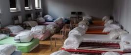 Na zdjęciu łóżka polowe w świetlicy ochotniczej straży pożarnej w Godowie przygotowane dla uchodźców z Ukrainy