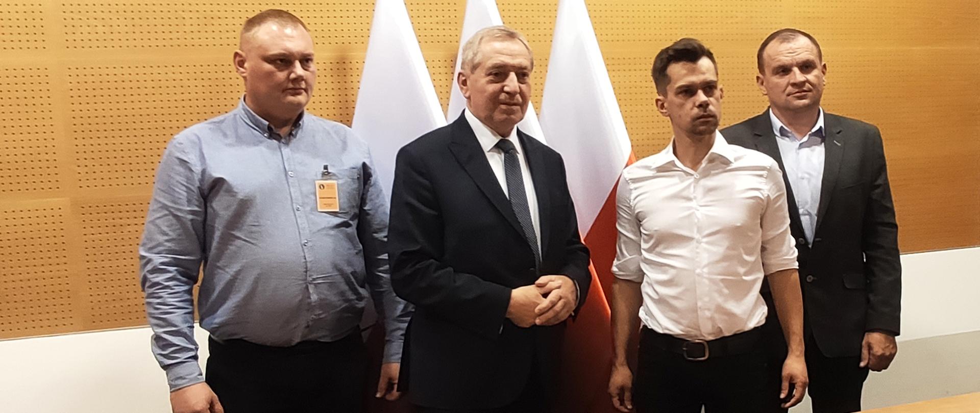 Wicepremier Henryk Kowalczyk stojący wraz przedstawicielami Agrounii