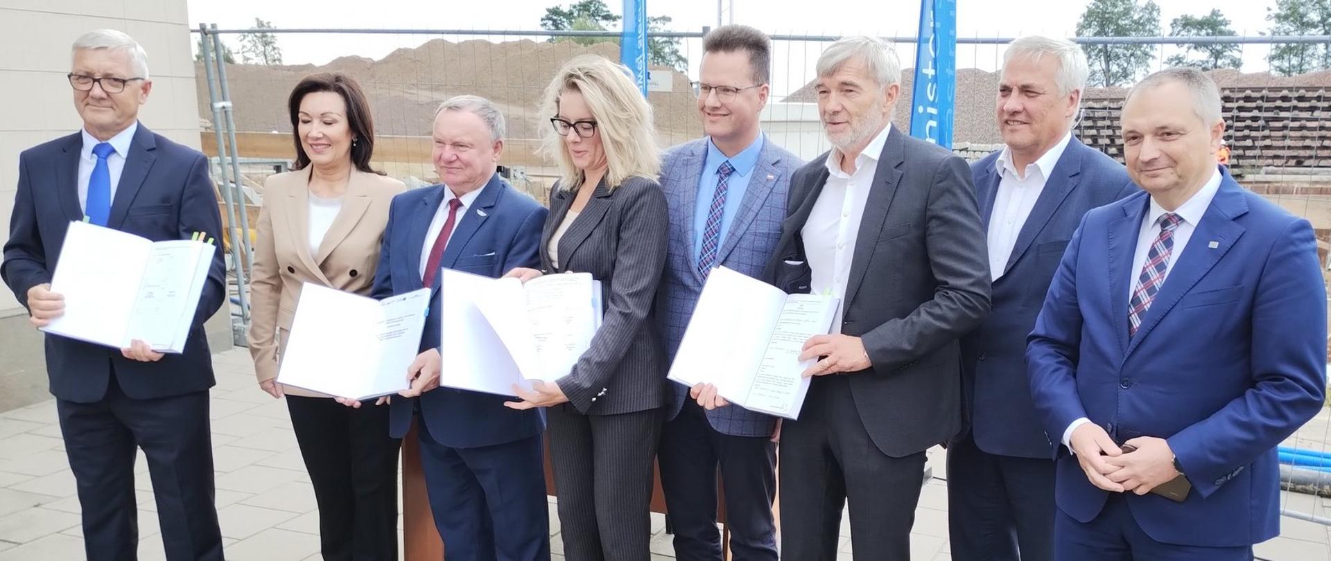 Wiceminister infrastruktury Andrzej Bittel podczas briefingu prasowego w Giżycku