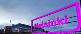 Grupa uczniów pod napisem Helsinki, w tel miasto