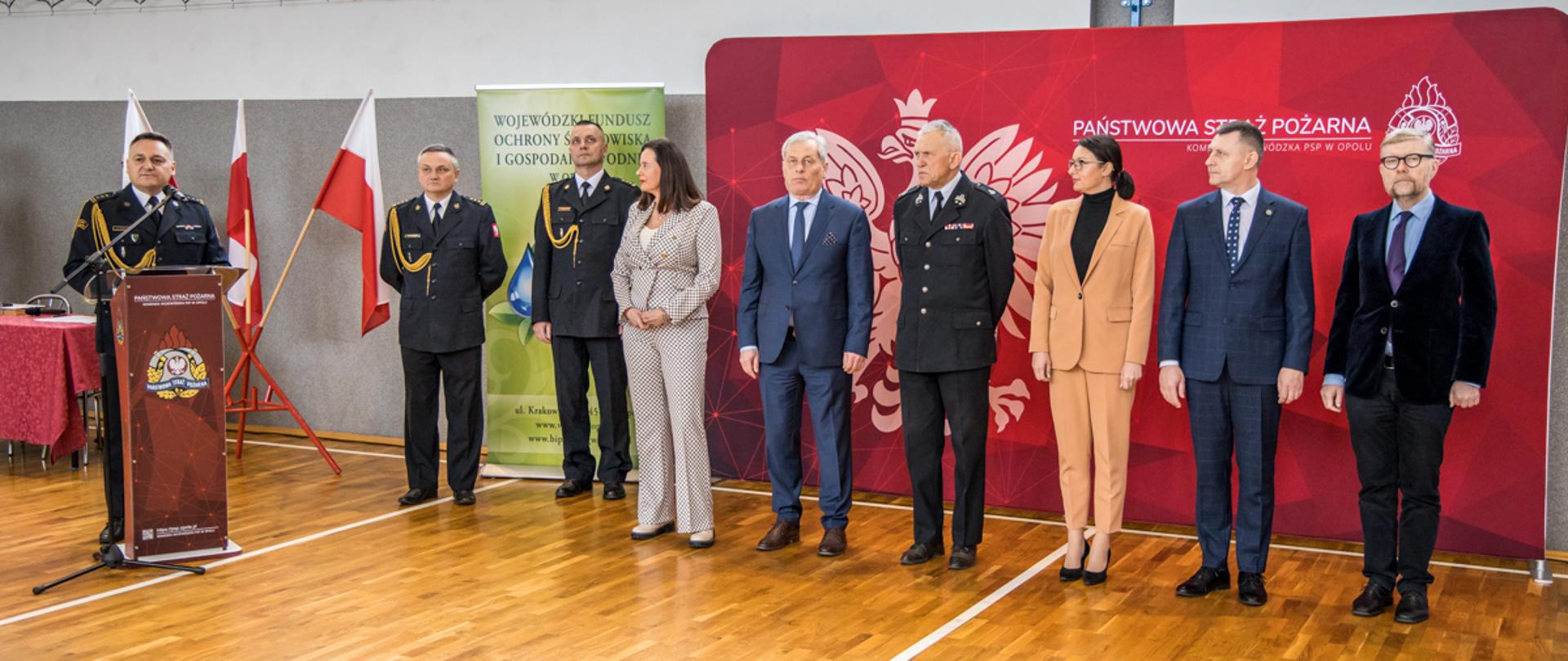 Goście wraz z gospodarzem uroczystości Opolskim Komendantem Wojewódzkim