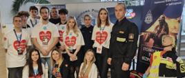 Wolontariusze WOŚP na zdjęciu ze strażakiem oraz Policjantami