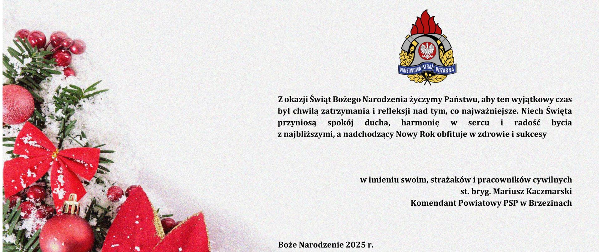 Na białym tle logo państwowej straży pożarnej po prawej na górze. W części centralnej treść życzeń oraz podpis starszy brygadier Mariusz Kaczmarski. W części dolnej kartki stroik bożonarodzeniowy w kolorze czerwonym