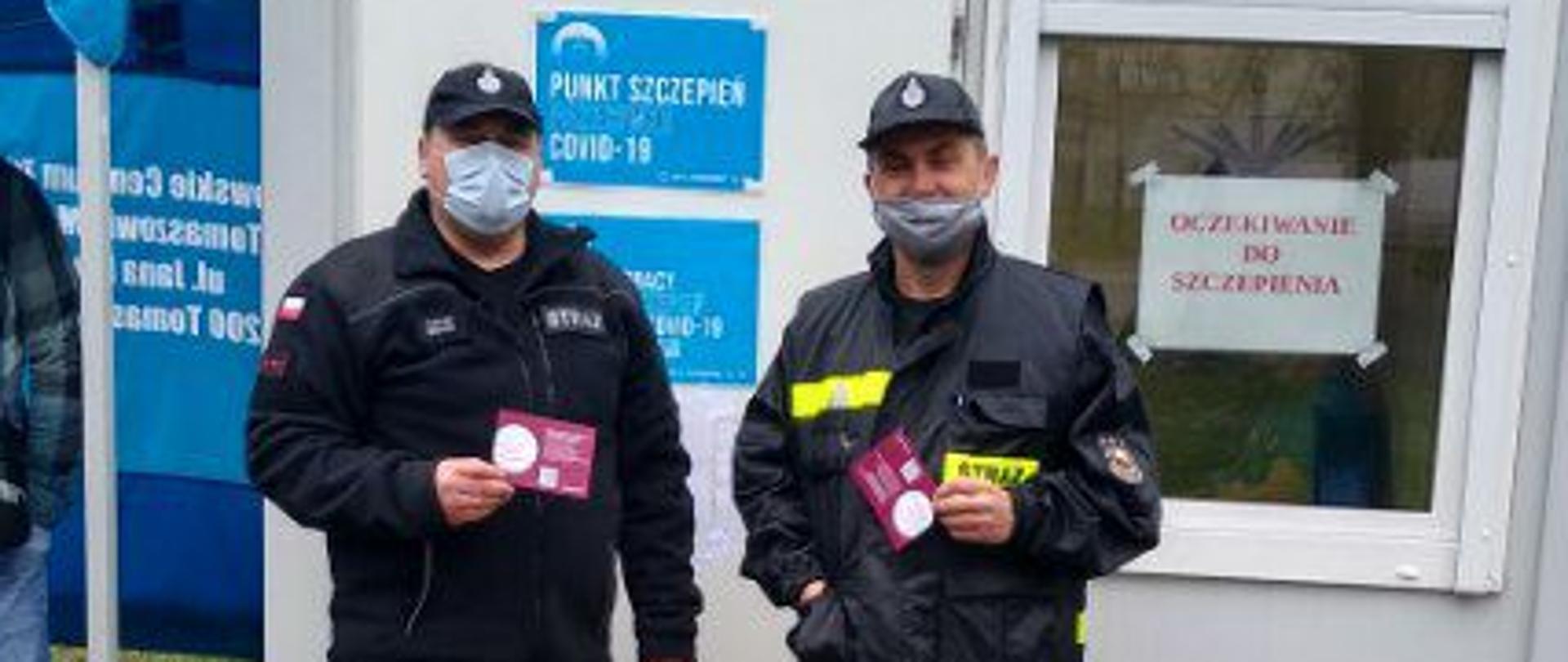 Na zdjęciu druhowie OSP w oczekiwaniu na szczepienie przeciwko COVID-19