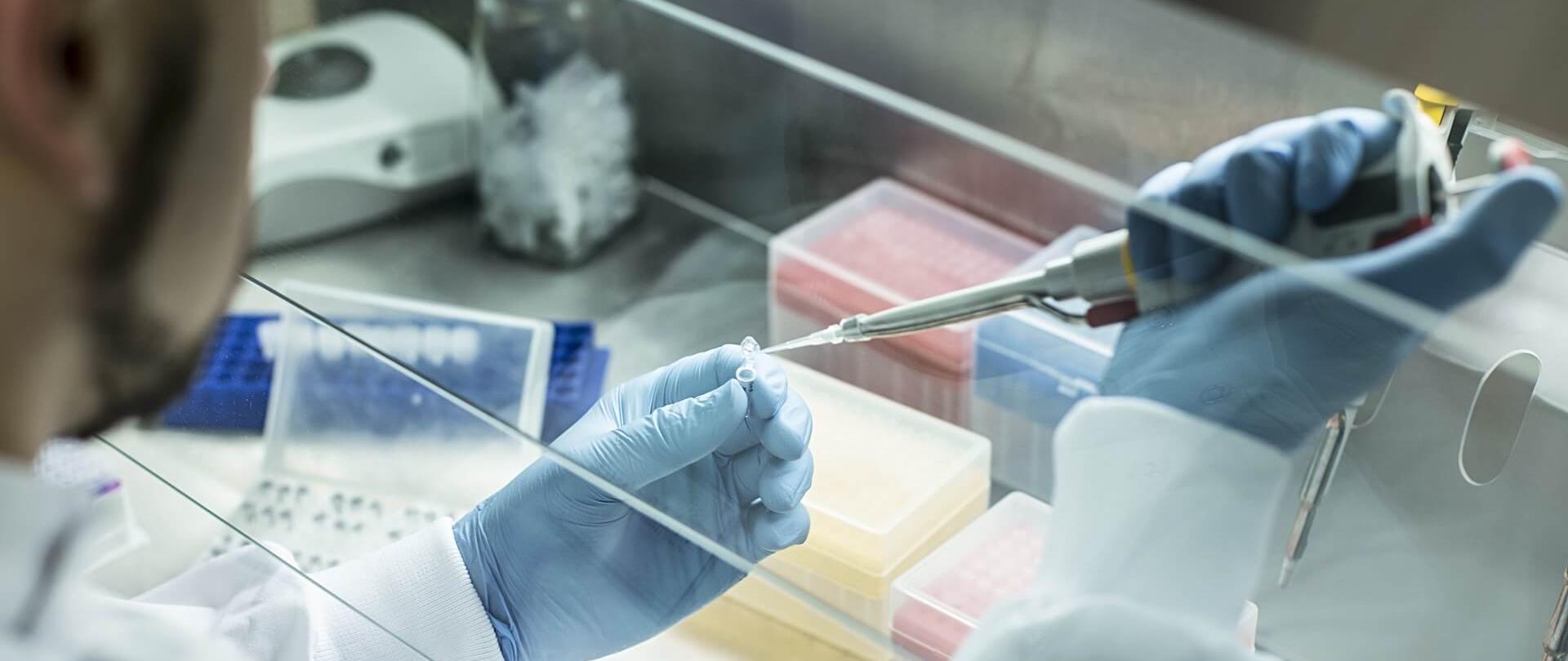 Mężczyzna pracujący w nowoczesnym laboratorium