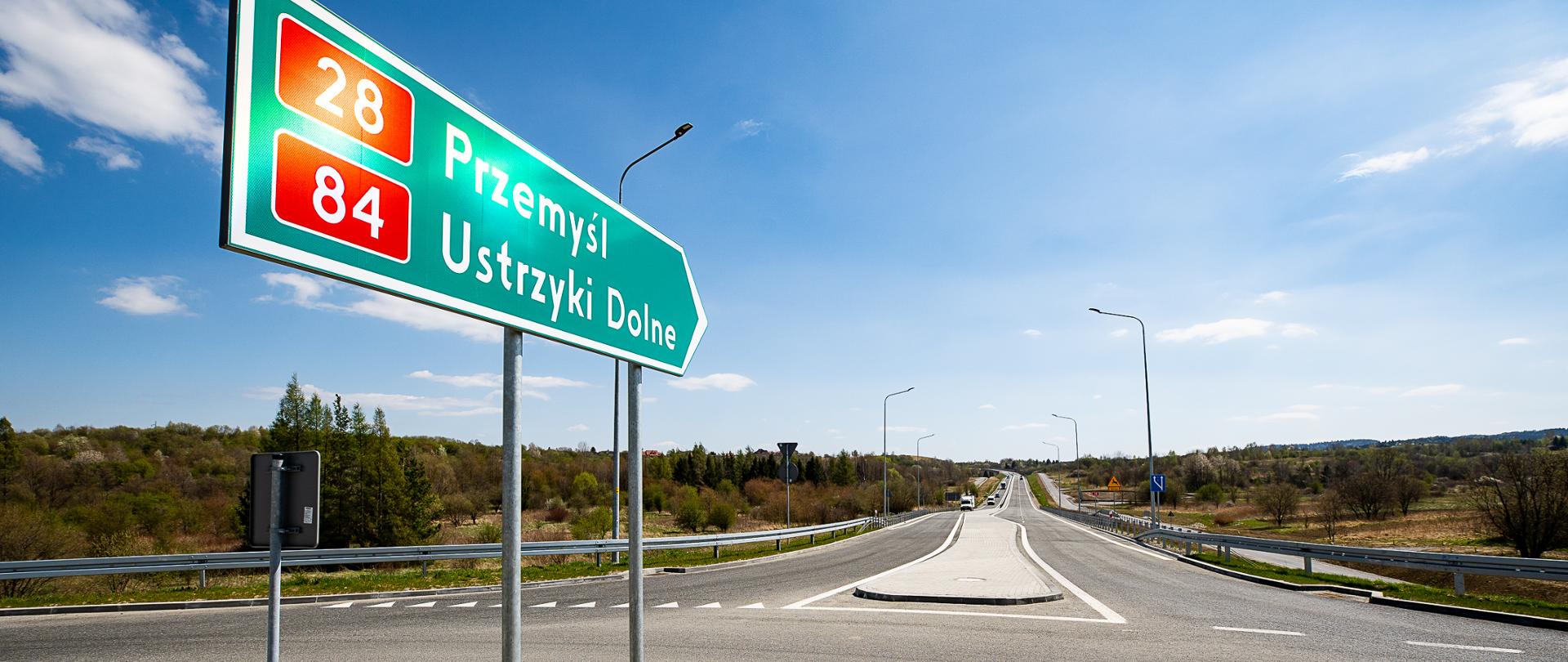 Znak drogowy z napisem Przemyśl i Ustrzyki