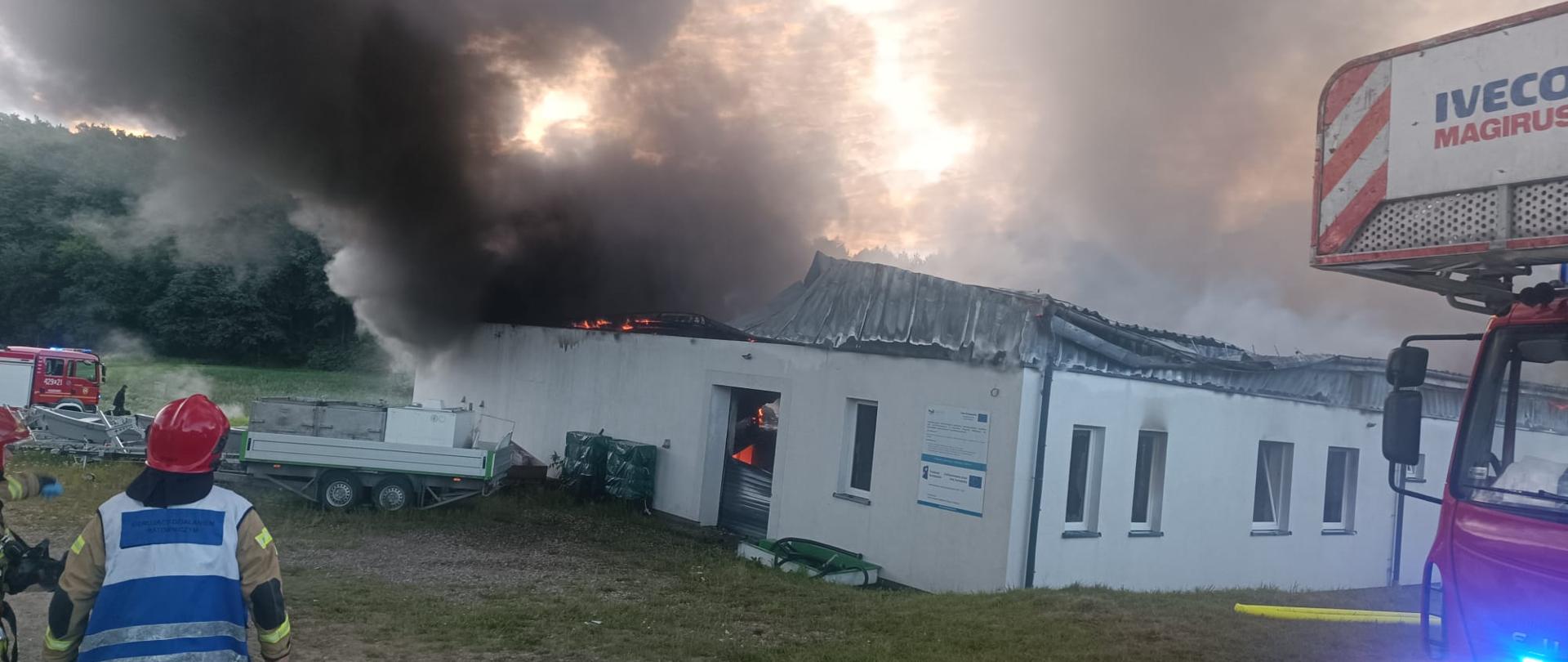Paląca się hala w momencie przyjazdu strażaków