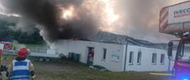 Paląca się hala w momencie przyjazdu strażaków