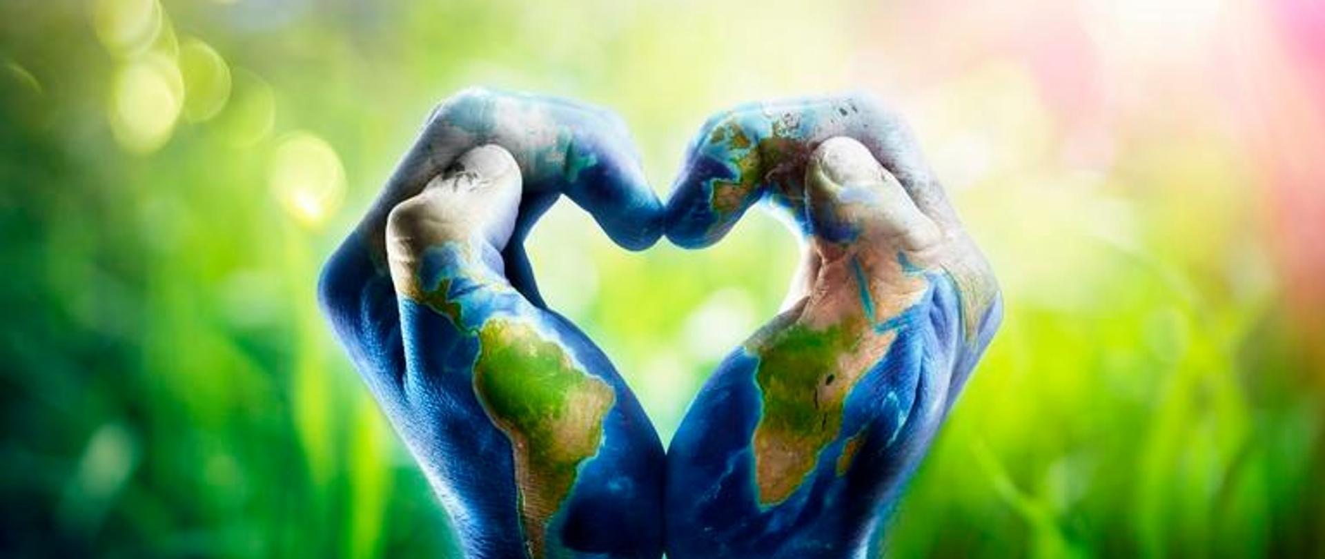 Dłonie w kolorach ziemi złożone w kształt serca