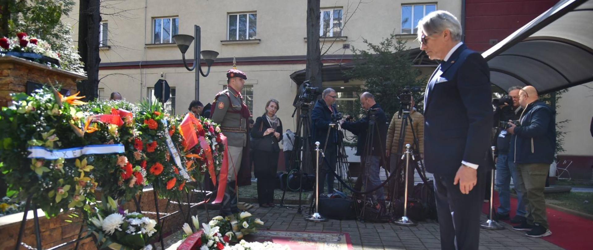  Chargé d’affaires a.i. Mariusz Brymora, składa kwiaty pod pomnikiem ofiar