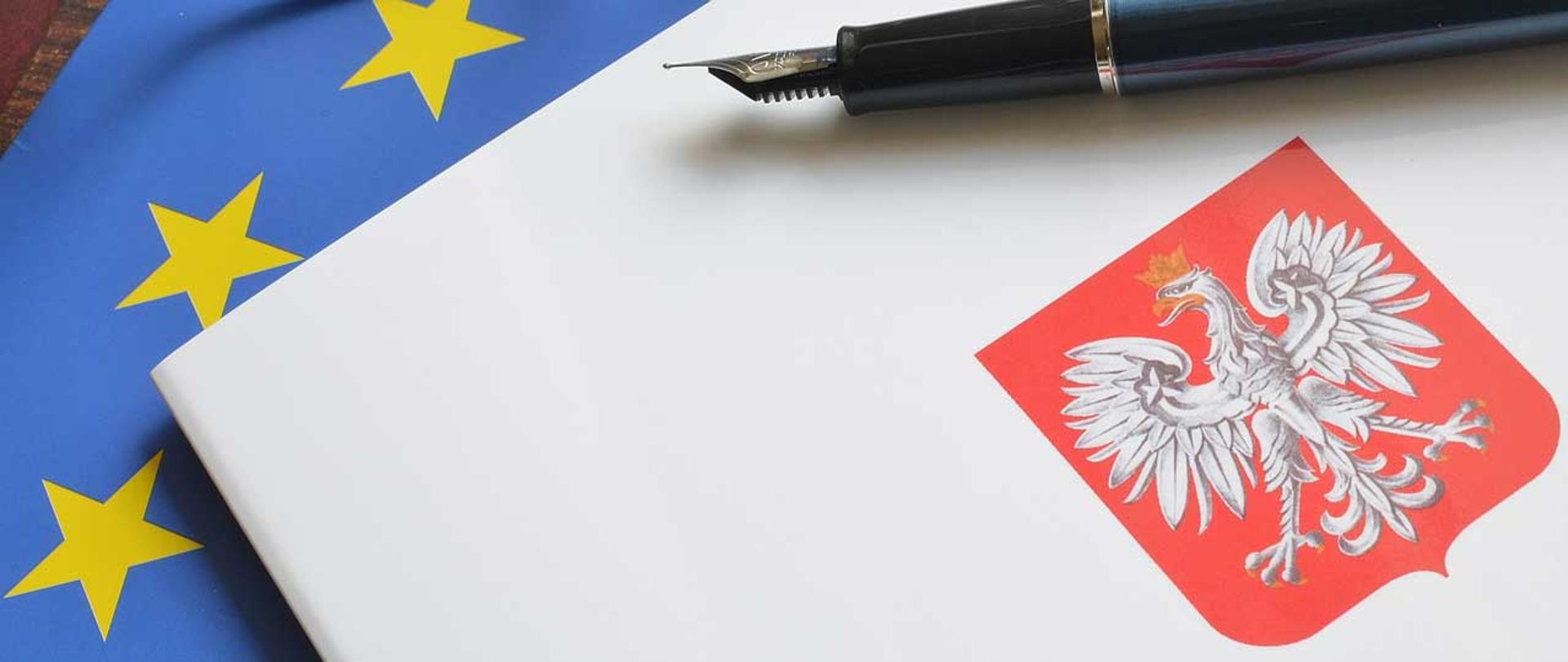 Dokument polski z orłem na okładce i otwartym piórem, na tle flagi unii europejskiej 