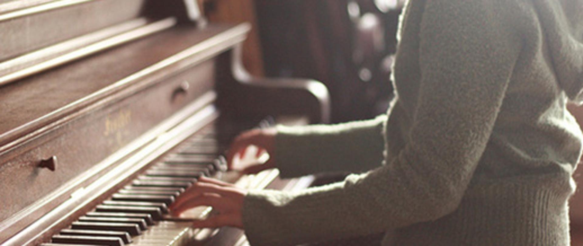 Zdjęcie dziewczynki grającej na pianinie