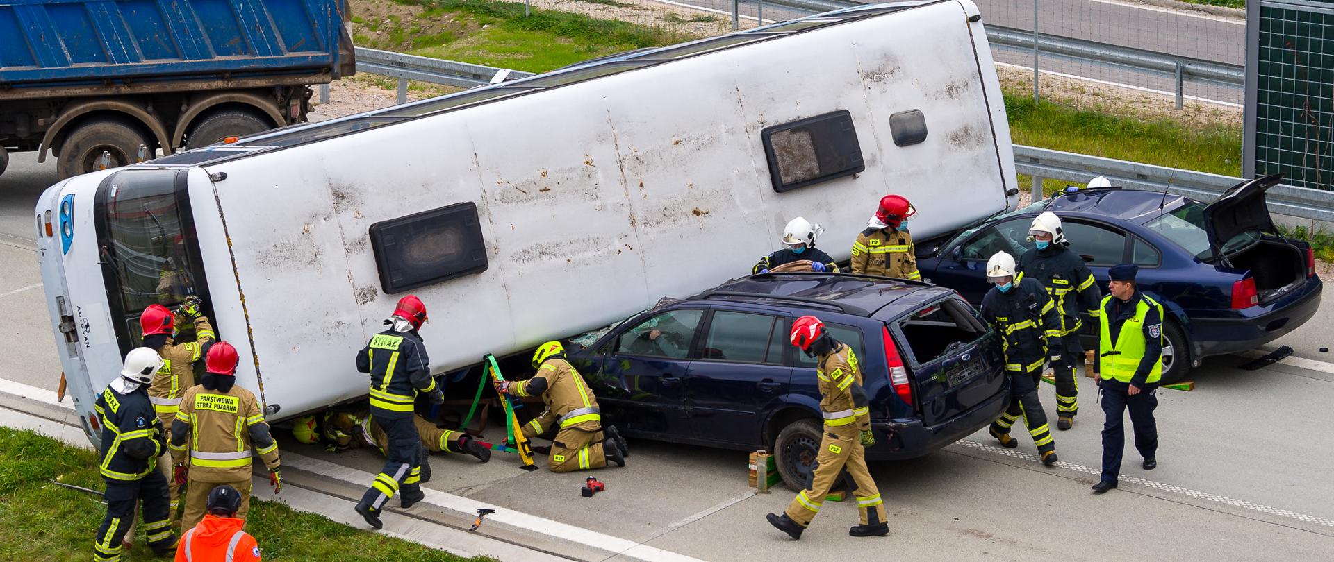 Na zdjęciu ćwiczenia służb podczas symulacji wypadku