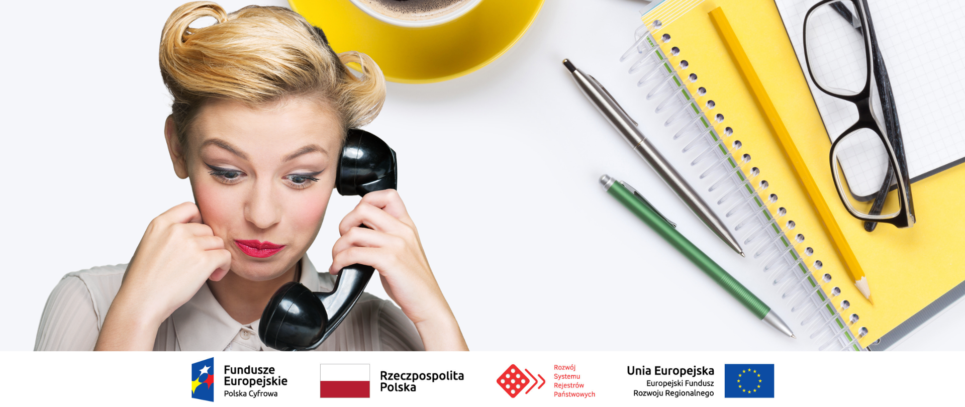 Kobieta z telefonem, w tle biurko, długopisy, notes oraz okulary.