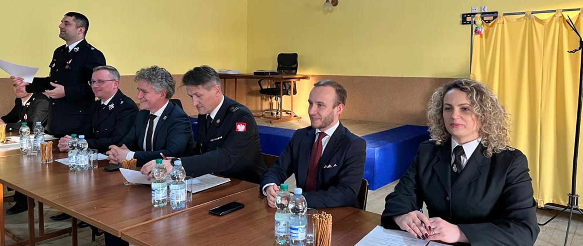 Zdjęcie przedstawia gości i organizatorów spotkania sprawozdawczego Ochotniczej Straży Pożarnej w Kostomłotach Drugich.