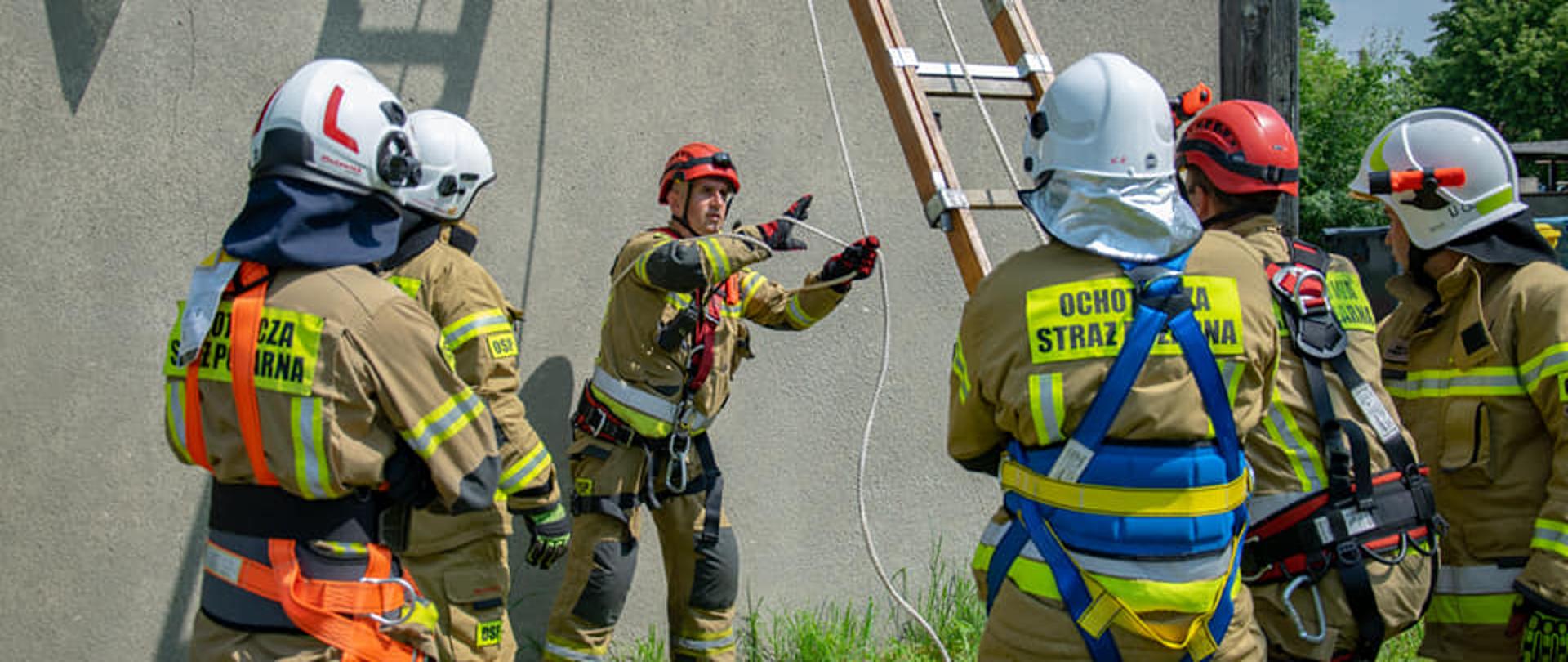 Strażacy przygotowuja sie do kolejnego epizodu warsztatów
