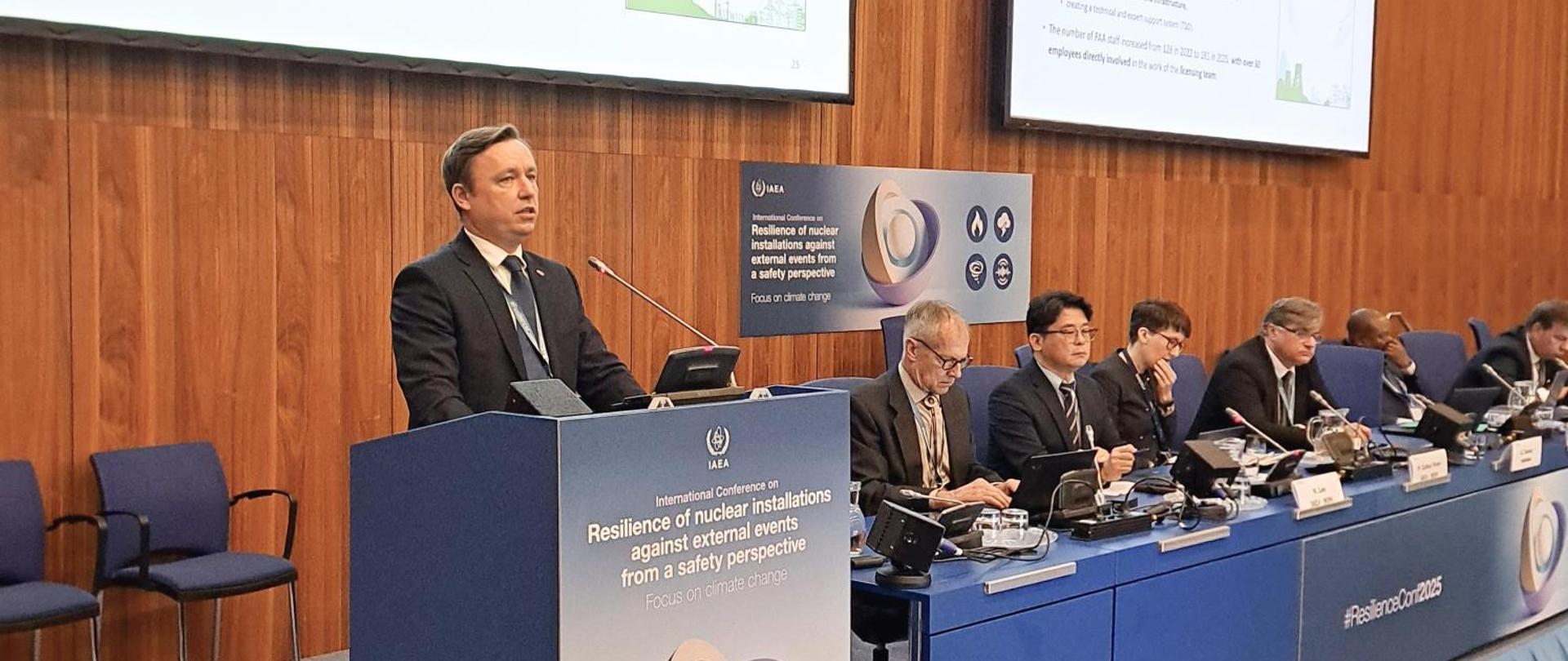 Zdjęcie przedstawia Prezesa PAA Andrzeja Głowackiego za mównicą, podczas wystąpienia.