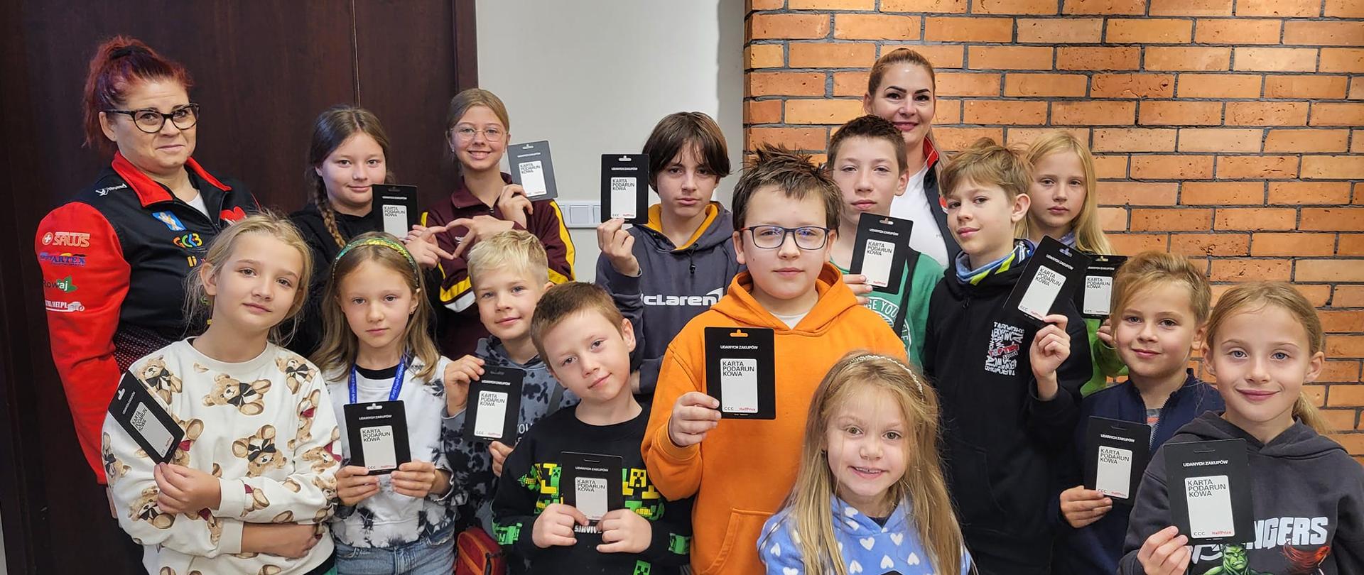 Grupa uczniów ze szkoły muzycznej w Kłodzku pozuje do wspólnego zdjęcia.