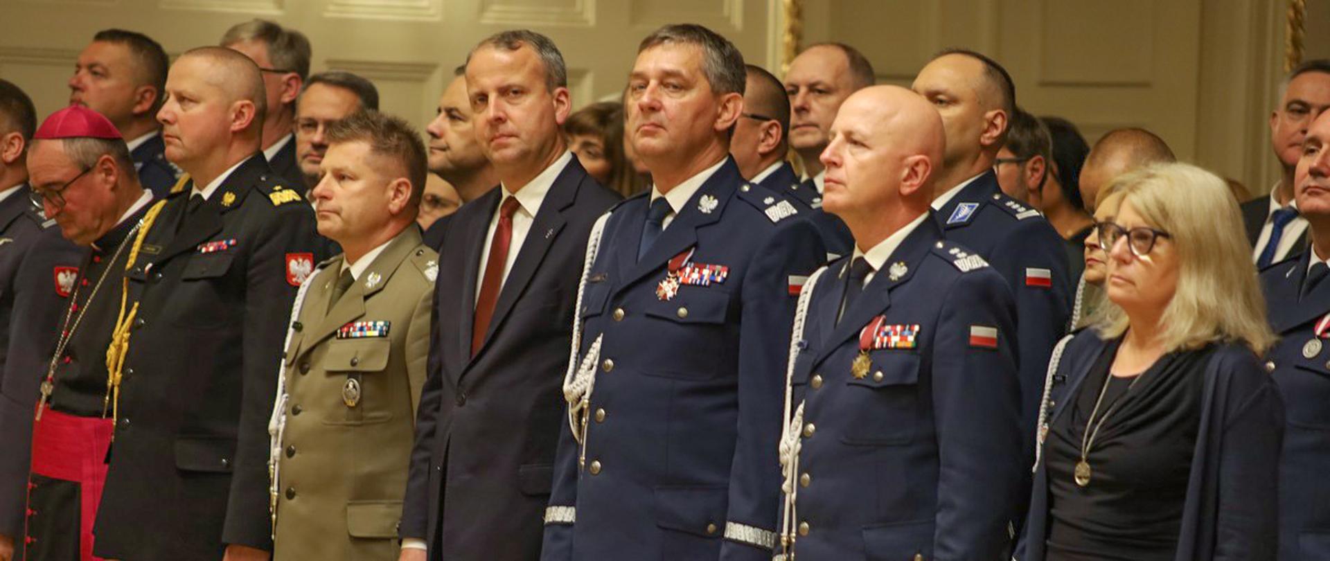 Zdjęcie zaproszonych gości na uroczystości obchodów święta policji