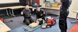 Na zdjęciu strażacy wykonują resuscytację na fantomie szkoleniowym