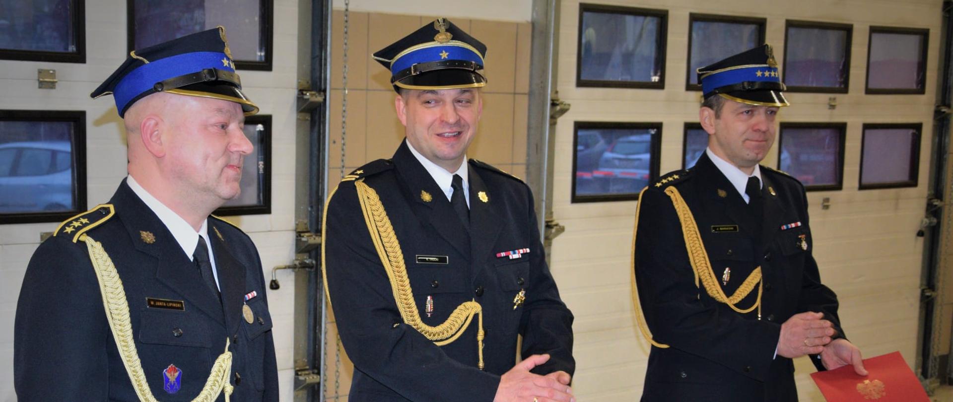 Zdjęcie przedstawia pożegnanie emeryta w KM PSP w Słupsku, na zdjęciu Komendant Miejski PSP oraz dowódca JRG 1