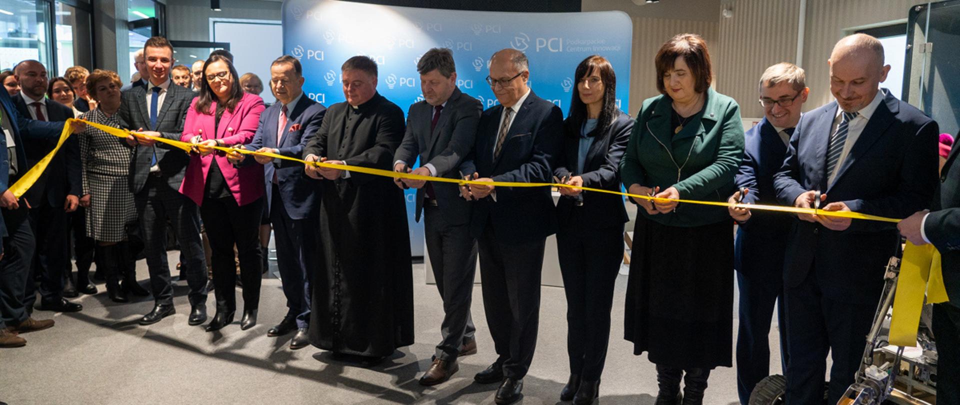 Grupa osób przecina wstęgę