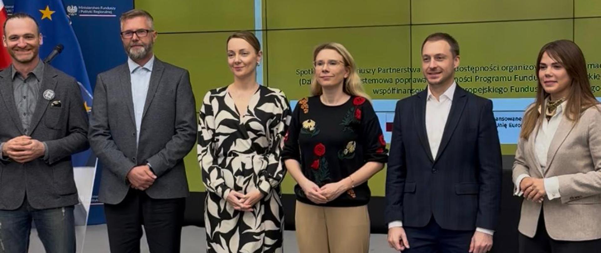 na zdjęciu 6 osób stojących na scenie