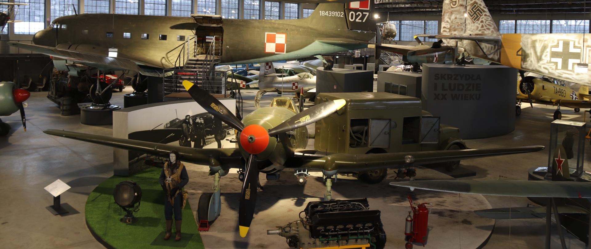 Na zdjęciu jedna z sal muzealnych z ekspozycją przedstawiającą zabytkowe samoloty