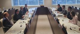Spotkanie przy stole konferencyjnym polskiej i koreańskiej delegacji.