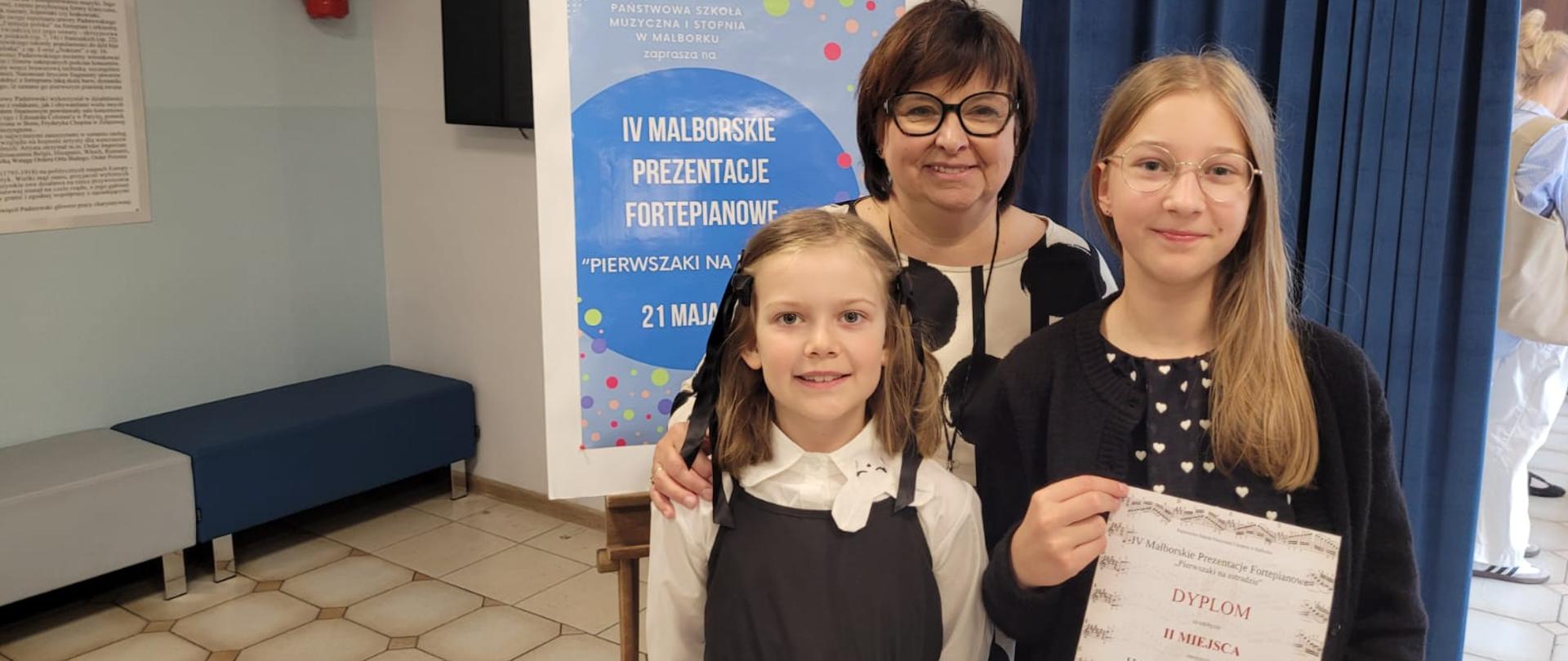 uczennice wraz z nauczycielką