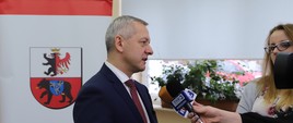 Minister Marek Zagórski opowiada dziennikarzom o mLegitymacji