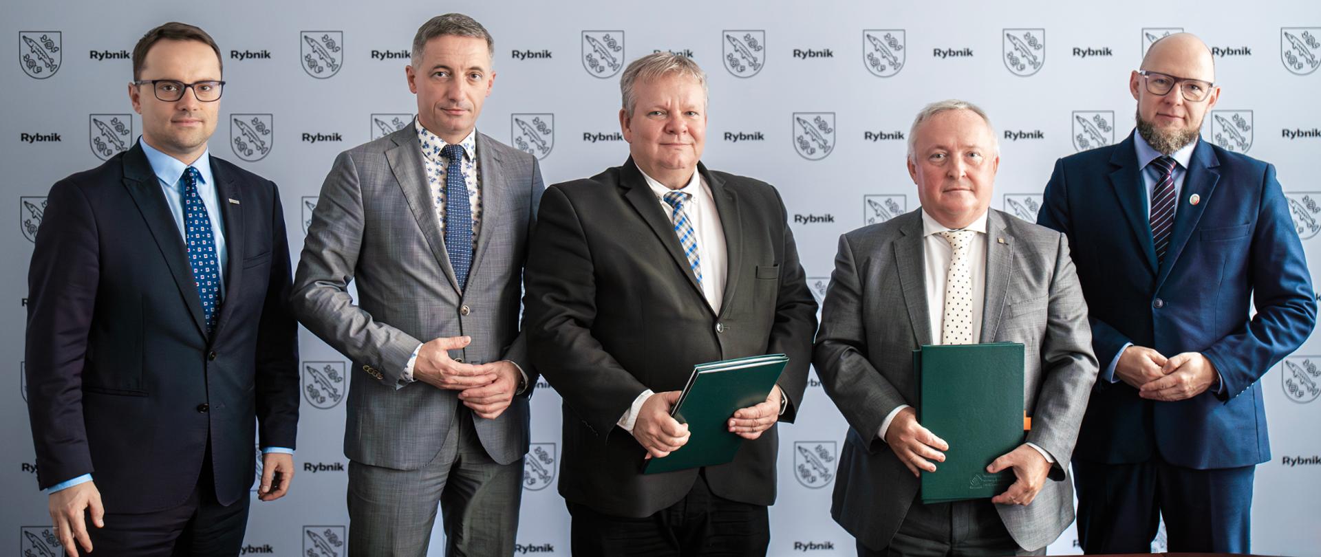 Na zdjęciu od lewej: wiceprezydent Rybnika Wojciech Kiljańczyk, prezydent Rybnika Piotr Kuczera, prezes spółki Centrum Zielonej Energii Adam Ciekański, zastępca prezesa zarządu NFOŚiGW Paweł Augustyn, senator RP Piotr Masłowski