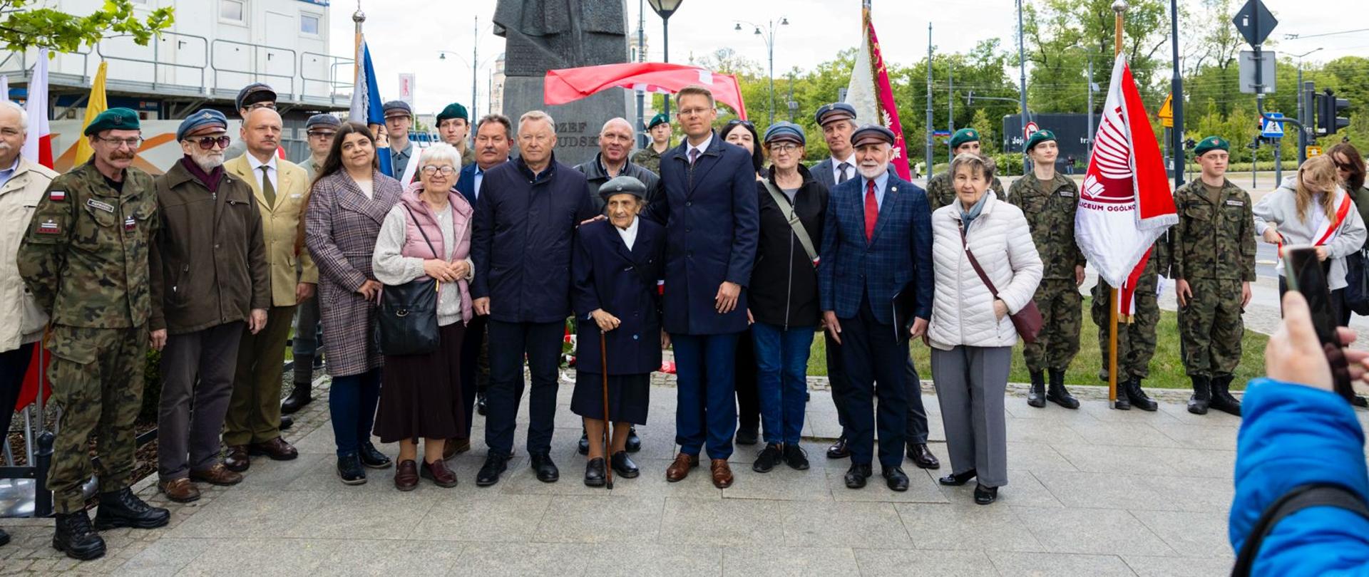 Pamiątkowa fotografia uczestników wydarzenia pod pomnikiem marszałka Józefa Piłsudskiego 
