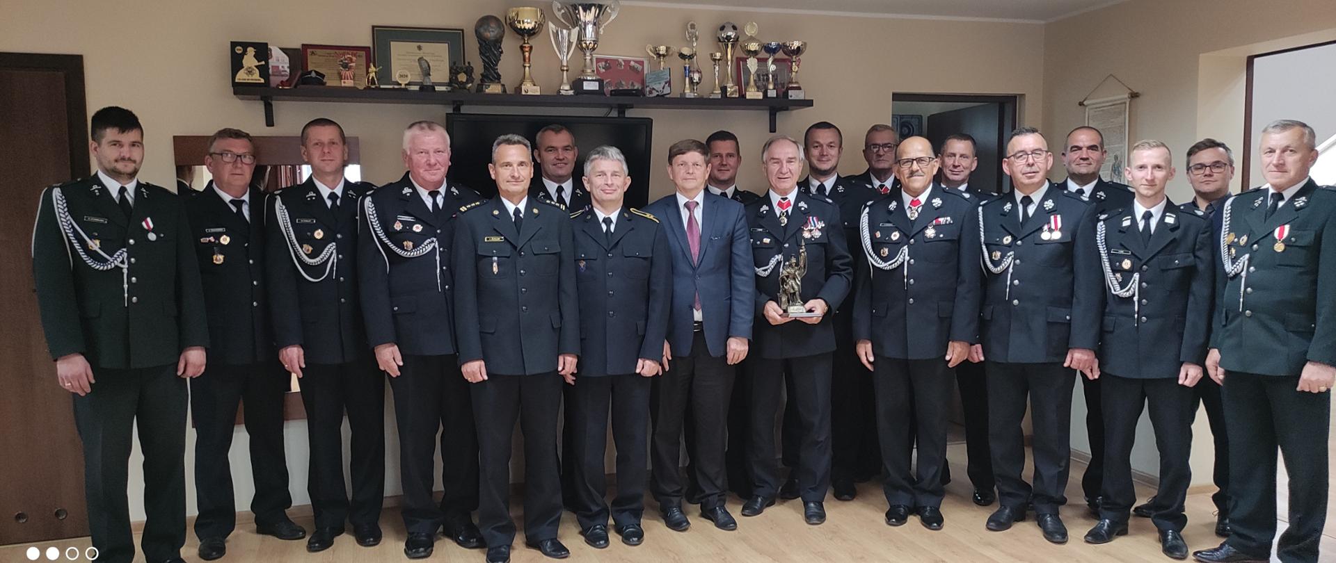 Na zdjęciu druhowie z terenu gminy Bukowiec uczestnicy Zjazdu Gminnego Związku Ochotniczych Straży Pożarnych Rzeczypospolitej Polskiej w Bukowcu