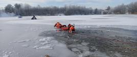ćwiczenia lodowe strażaków na akwenie wodnym