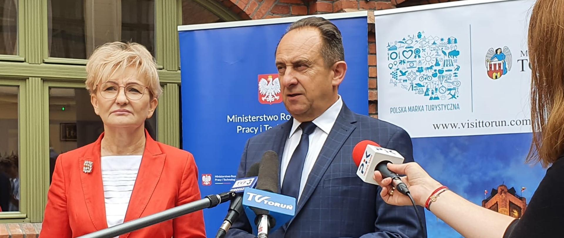 Briefing prasowy w Toruniu z udziałem wiceminister Iwony Michałek i wiceministra Andrzeja Gut-Mostowego