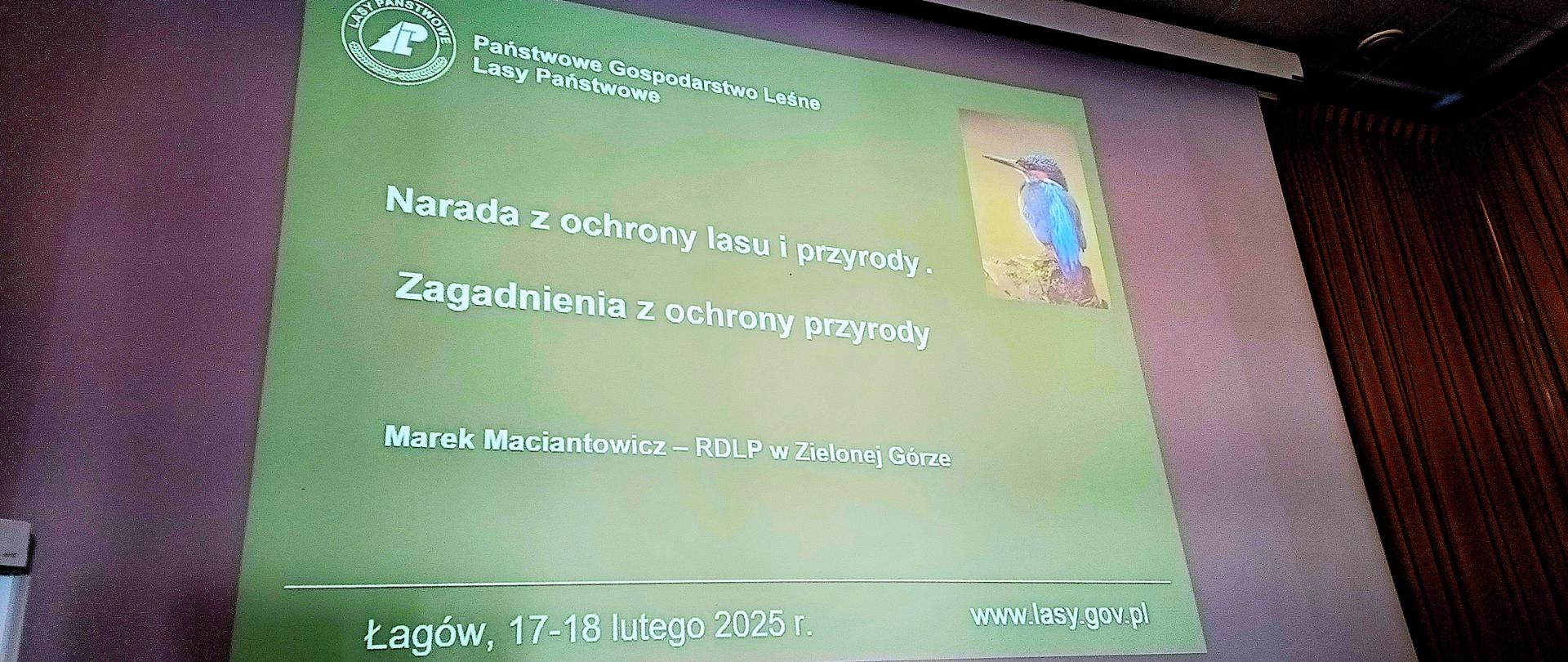 Slajd z prezentacji. Biały napis na zielonym tle: Narada z ochrony lasu i przyrody. Zagadnienia z ochrony przyrody. Po prawej stronie zdjęcie zimorodka.