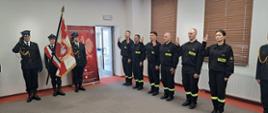 Na zdjęciu w pomieszczeniu składa ślubowanie 6 nowo przyjętych funkcjonariuszy w asyście poczto sztandarowego.