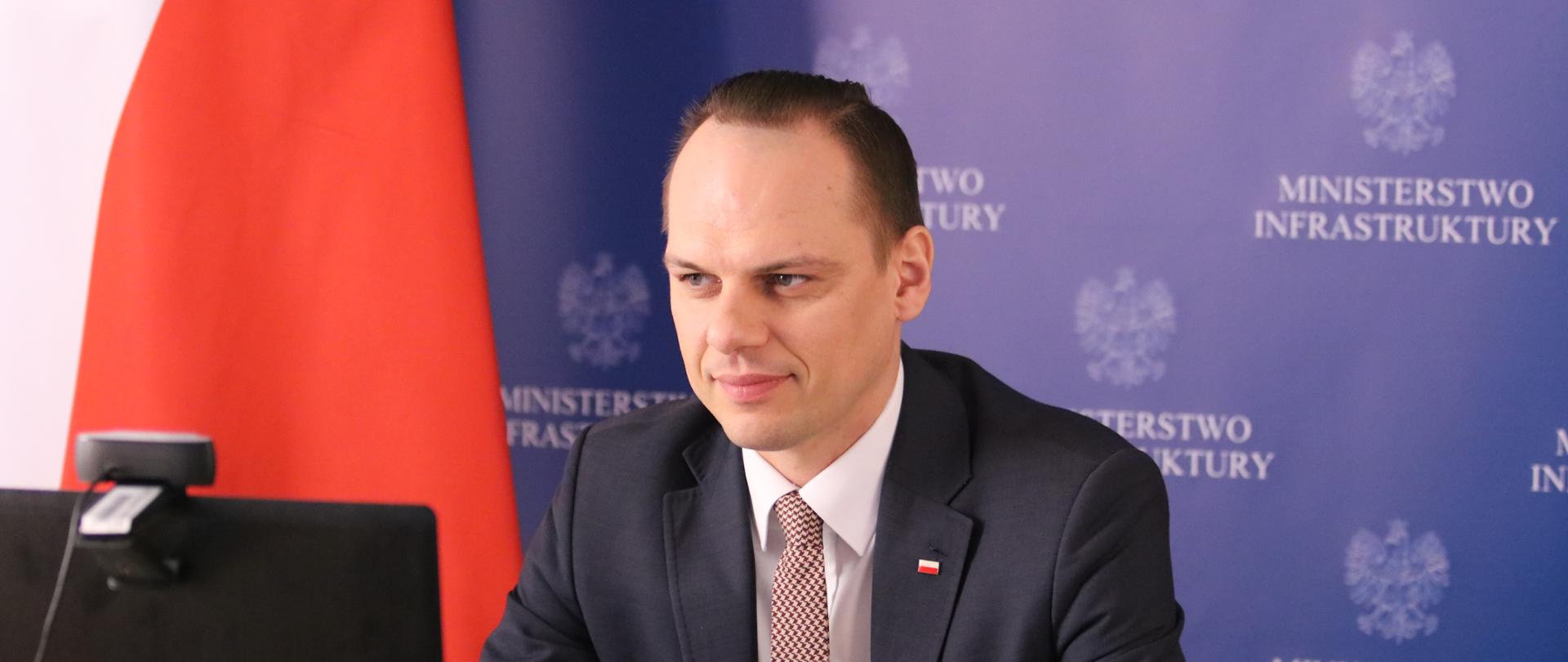 Wiceminister infrastruktury Rafał Weber uczestniczył w wideokonferencji poświęconej podpisaniu umowy na prace przygotowawcze dla obwodnicy Trzebnicy