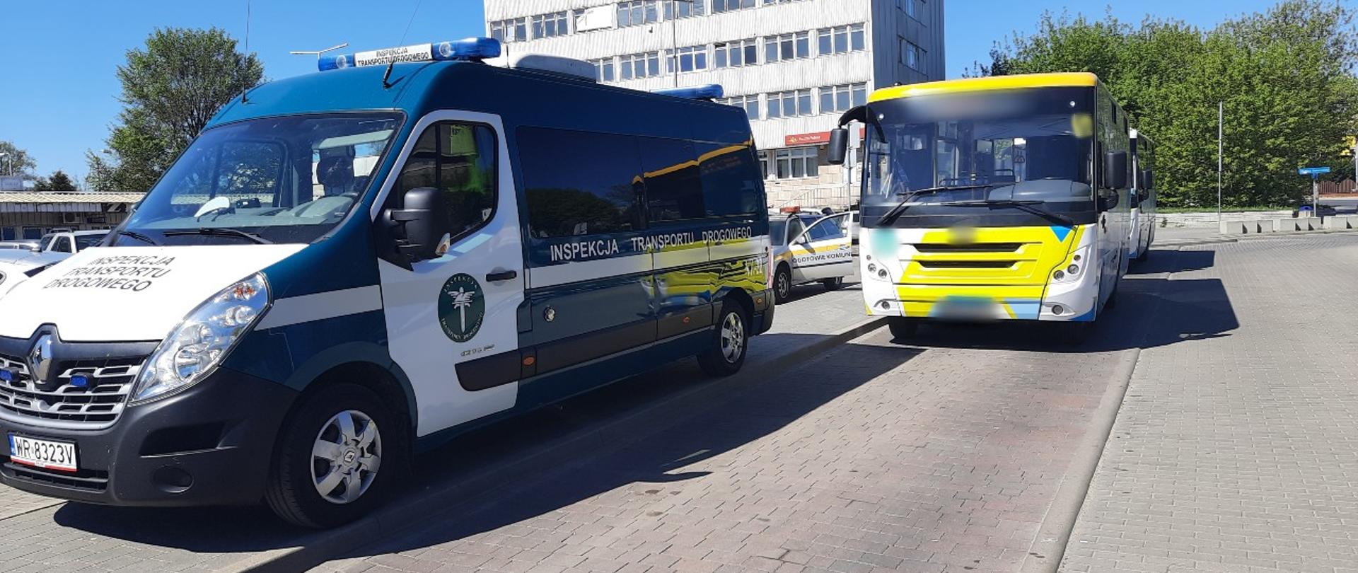 Od lewej strony: oznakowany radiowóz ITD i dwa kontrolowane autobusy komunikacji miejskiej w Mińsku Mazowieckim.