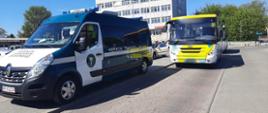 Od lewej strony: oznakowany radiowóz ITD i dwa kontrolowane autobusy komunikacji miejskiej w Mińsku Mazowieckim.