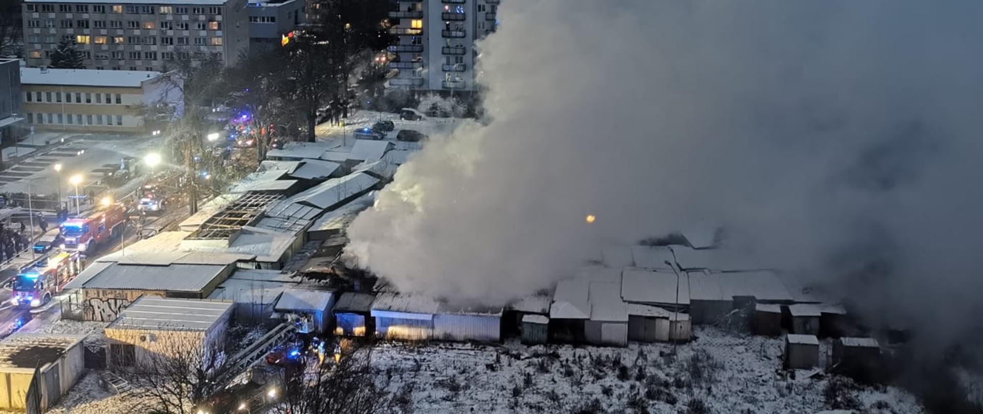 Duże zadymienie nad targowiskiem widoczne z drona,, 