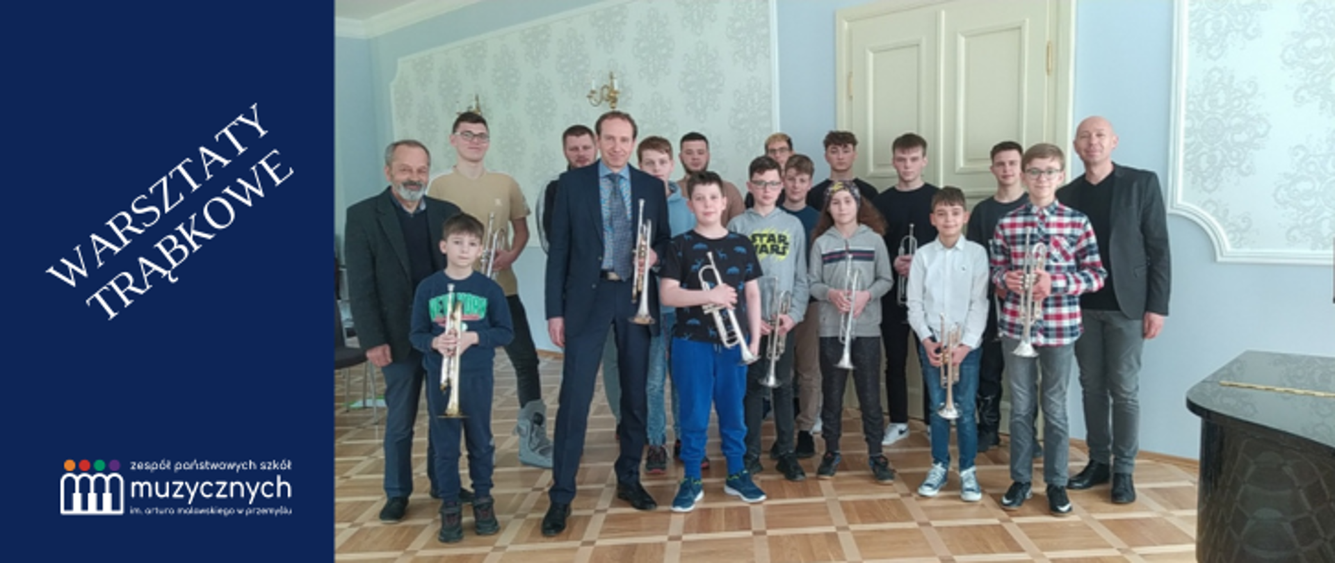 afisz relacji z warsztatów trąbkowych, po lewej napisz: warsztaty trąbkowe, pod napisem logo szkoły, po prawej zdjęcie grupowe z warsztatów - uczniów, nauczycieli wraz z wykładowcą