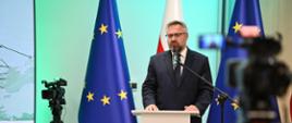 Podpisanie 6 umów dot. budowy i rozbudowy sieci elektroenergetycznych na potrzeby zasilania ogólnodostępnych stacji ładowania dużych mocy w siedzibie NFOŚiGW z przedstawicielami zarządów ENEA Operator, Energa-Operator, PGE Dystrybucja i TAURON Dystrybucja. 