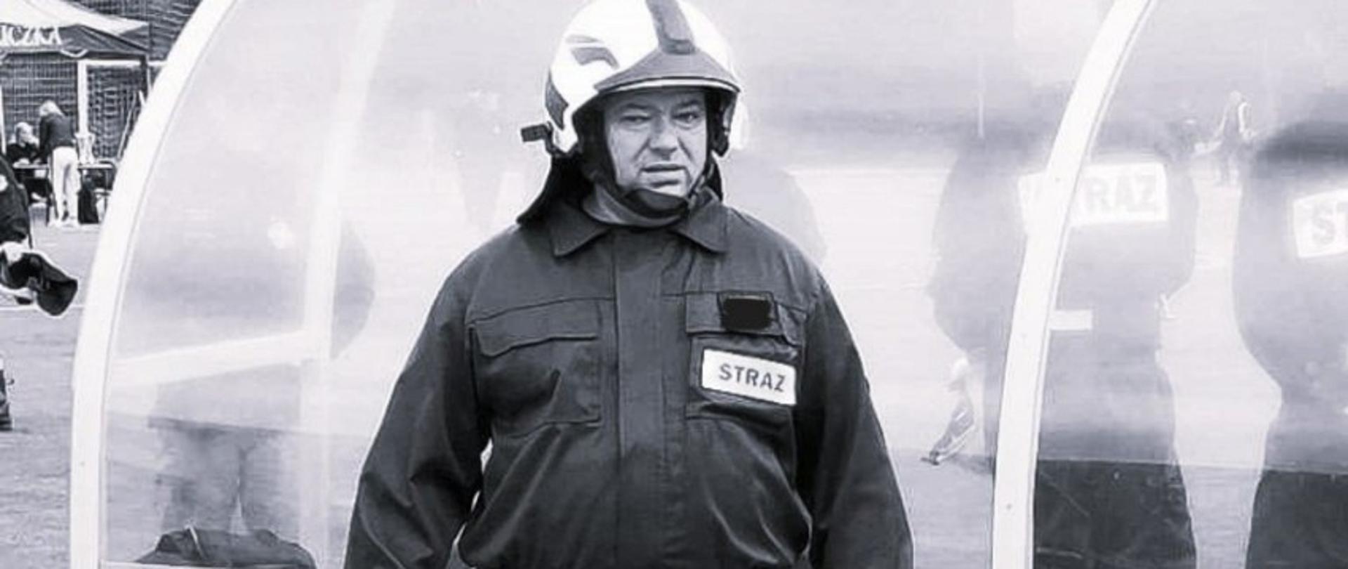 Na zdjęciu strażak w umundurowaniu koszarowym oraz hełmie