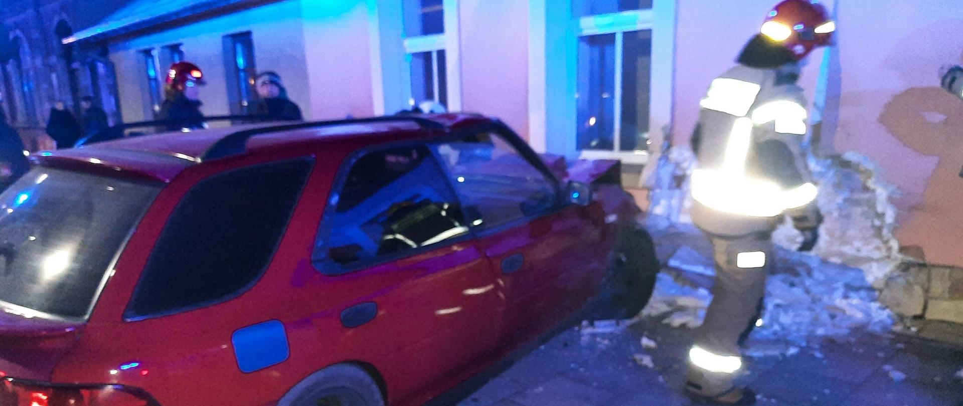 Samochód po uderzeniu w ścianę budynku