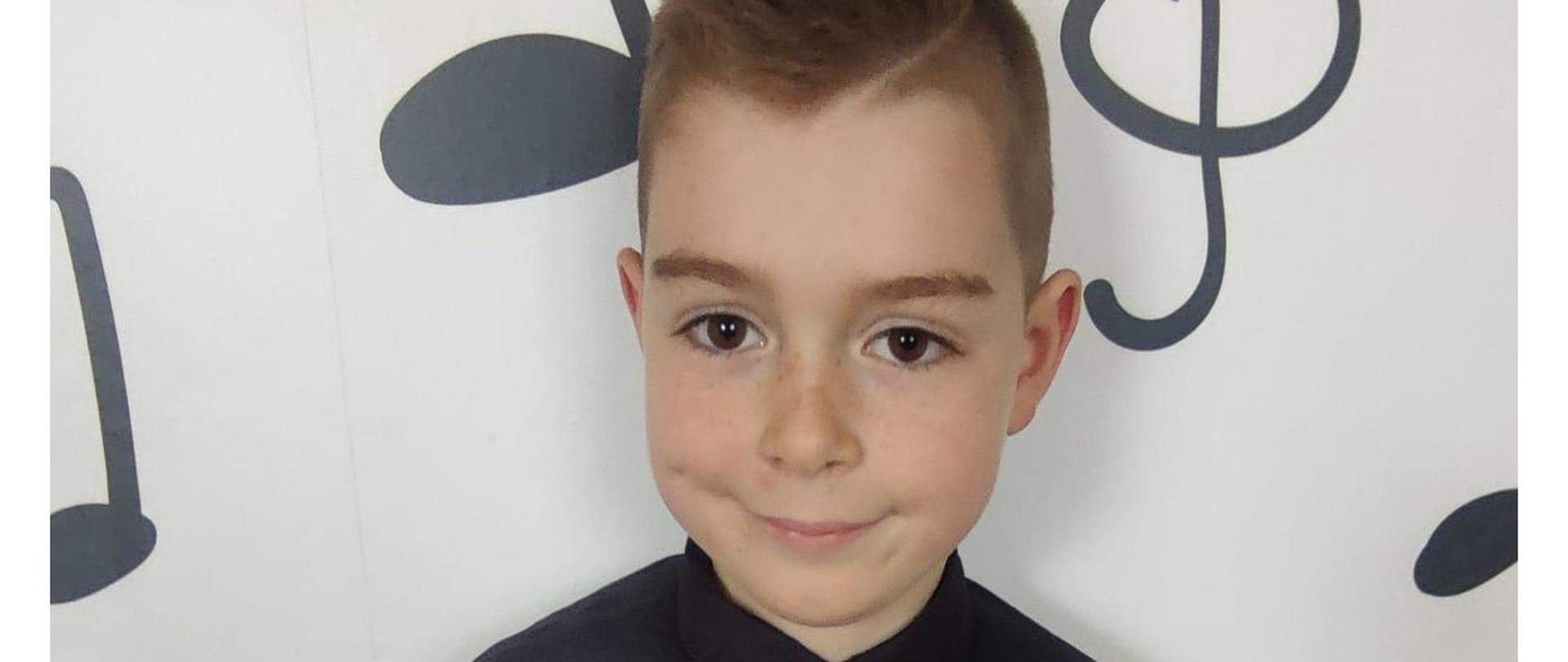 Zdjęcie Franka Podsiadły trzymający dyplom z konkursu Con Brio